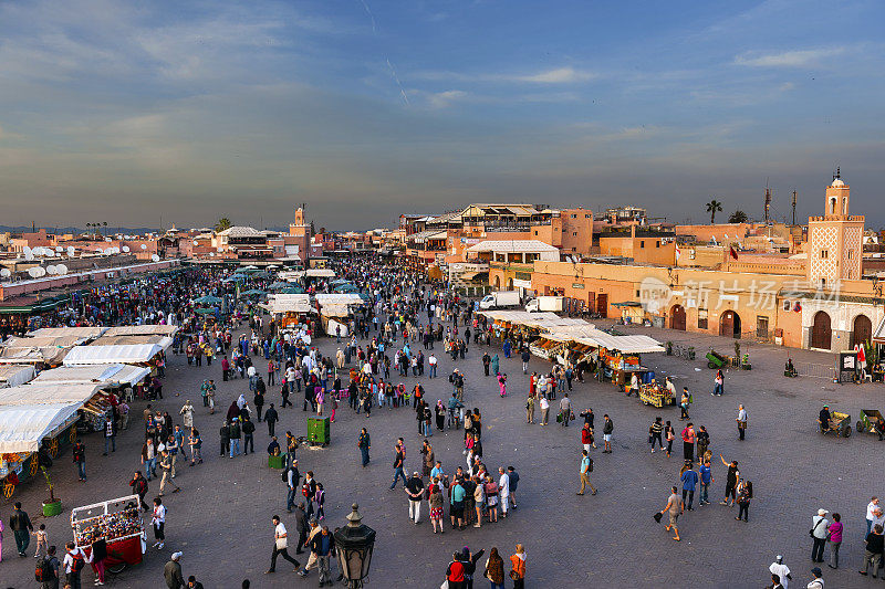 晚上Djemaa El Fna广场，马拉喀什，摩洛哥